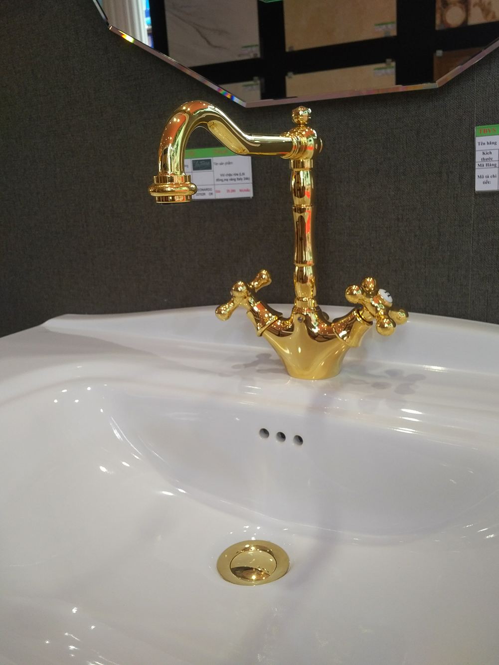Thiết bị phòng tắm mạ vàng lên ngôi tại hội chợ Vietbuild 2017 1