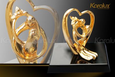 Biểu tượng trái tim được đúc đồng, mạ vàng 24K với thiết kế phù hợp tặng trong dịp 8/3, quà cưới hay kỷ niệm ngày cưới