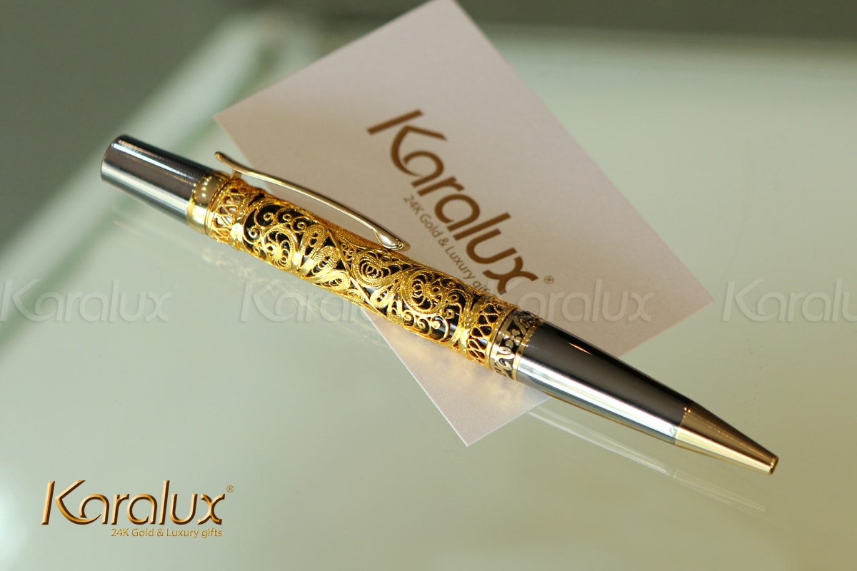 Hoa văn trên bút được thiết kế với 3 mẫu: hoa sen, trống đồng và hoa văn trái tim