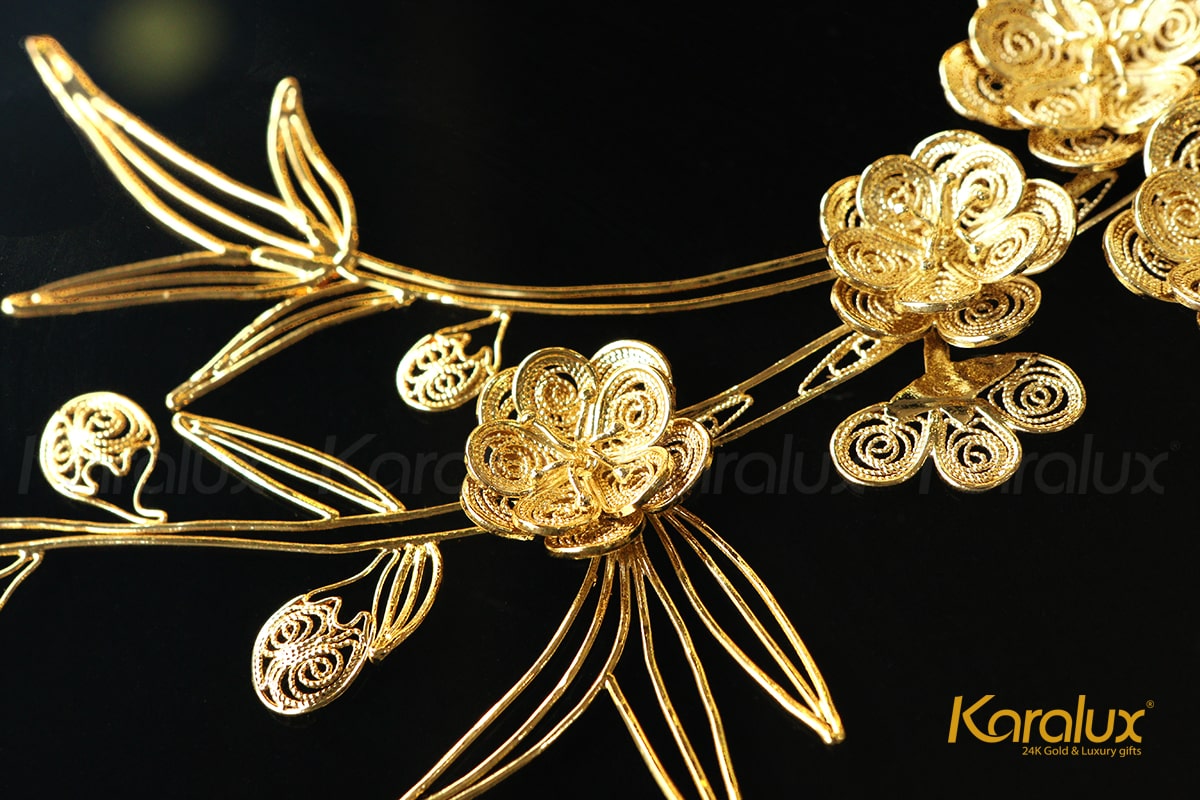 Từ các sợi bạc mảnh mai, các nghệ nhân kim hoàn Karalux tỉ mẩn chế tác thành các cánh hoa đào tinh xảo