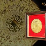 Tranh trống đồng mạ vàng Karalux được thiết kế với họa tiết nguyên bản trống đồng Đông Sơn