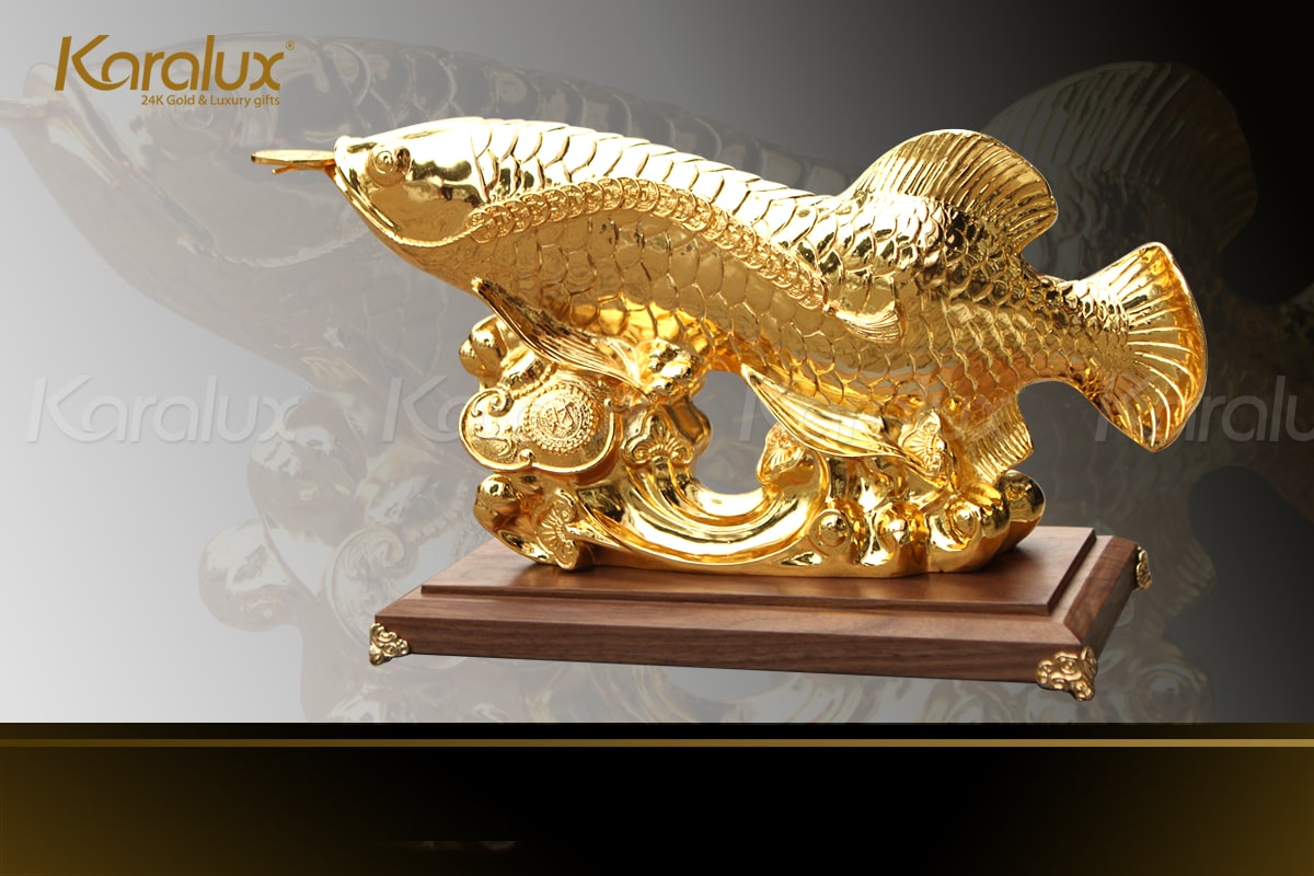 Cá rồng ngậm đồng xu "Chiêu Tài Tấn Bảo" được nhiều người kinh doanh đặt làm vật phẩm phong thủy tại văn phòng hoặc phòng khách