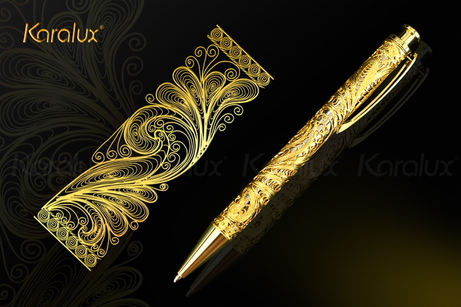 Bút ký bấm mạ vàng Karalux và họa tiết hoa văn theo thiết kế
