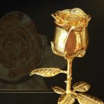 Bông hoa hồng mạ vàng 24K với chụp thủy tinh sang trọng 9
