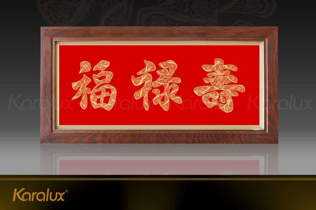 Tranh chữ Phúc Lộc Thọ (chữ Hán) mạ vàng khung vuông chế tác thủ công từ sợi bạc, mạ vàng bởi nghệ nhân kim hoàn Karalux- Món quà sang trọng không kém phần tinh tế.