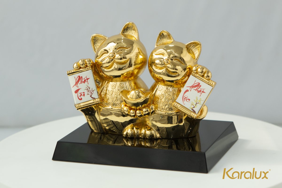 Mèo thần tài Karalux được làm từ chất liệu cao cấp: Tượng đúc đồng, bề mặt mạ vàng 24k