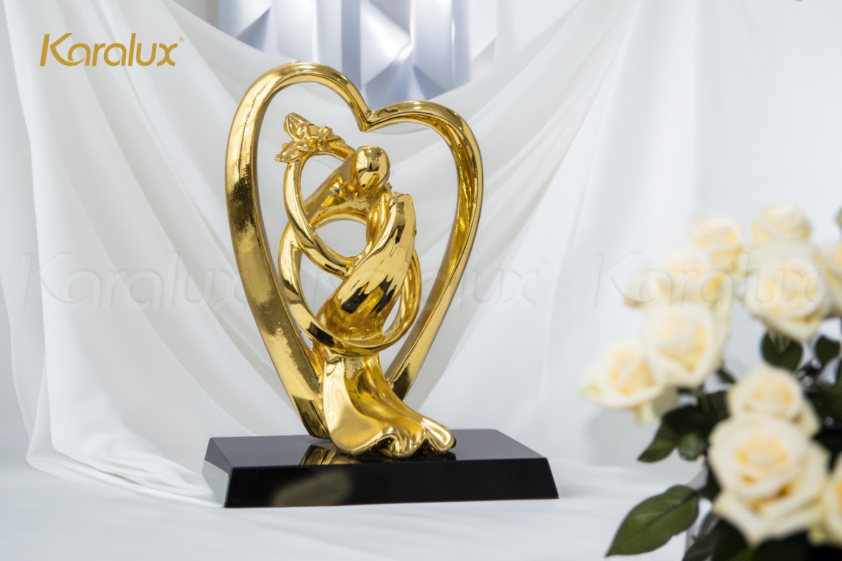Hình tượng đôi nam nữ được thiết kế cách điệu từ 2 chiếc nhẫn lồng với nhau với ý nghĩa hôn nhân. Tượng trái tim song hoàn hỷ sự luôn là 1 trong những sản phẩm bán chạy nhất tại Karalux. 