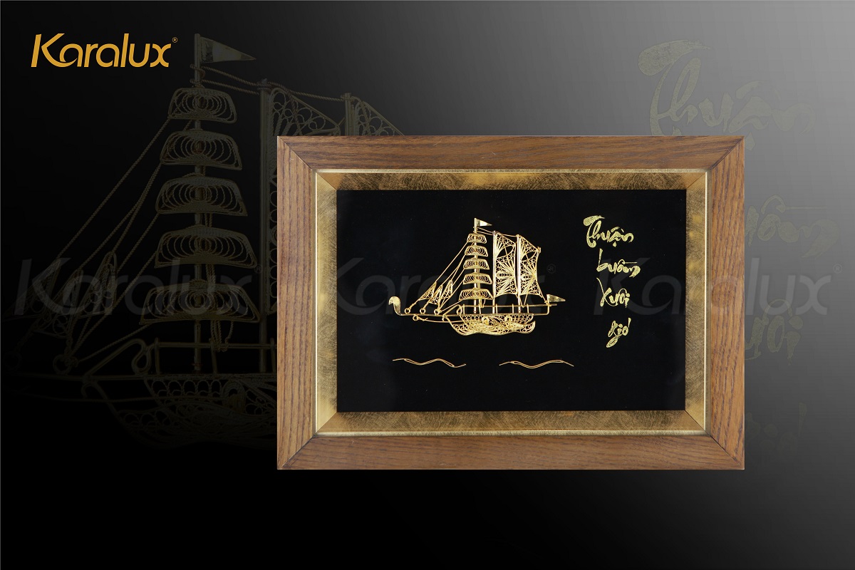 Tranh thuận buồm xuôi gió mạ vàng với kích thước nhỏ 20x28cm phù hợp để bàn làm việc, kệ tủ Tranh thuận buồm xuôi gió mạ vàng với kích thước nhỏ 20x28cm phù hợp để bàn làm việc, kệ tủ