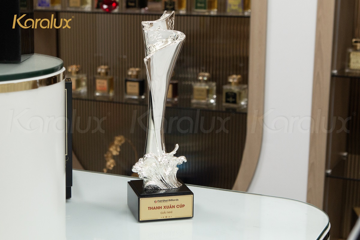 Cúp Billiards mạ vàng vinh danh nhà vô địch Thanh Xuân Cup 2025 2 Cúp mạ bạc tôn vinh sự xuất sắc và nỗ lực bền bỉ của cơ thủ giải nhì.