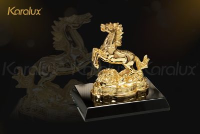 Tượng ngựa mạ vàng
