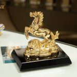 Tượng ngựa mạ vàng 13
