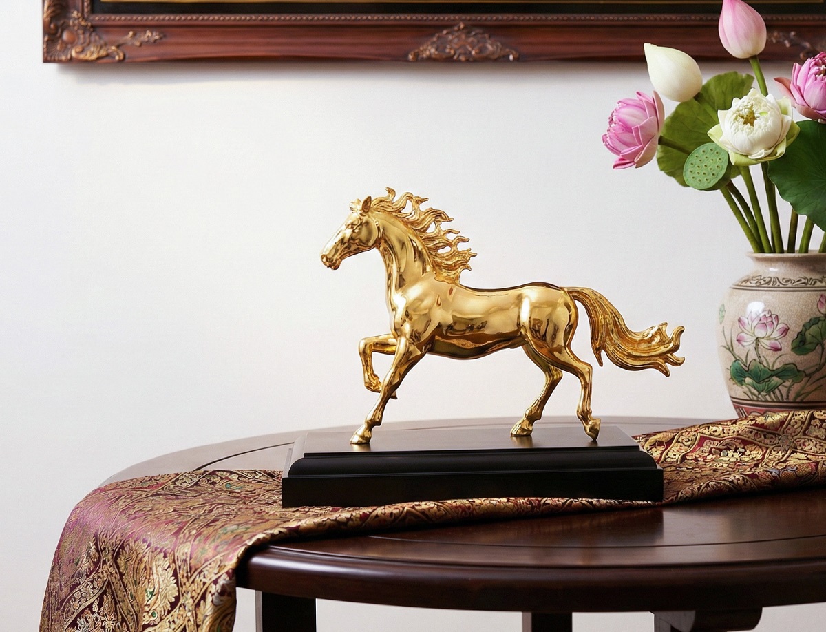 Tượng ngựa Thiên Lý Mã mạ vàng 4 Tượng ngựa Thiên Lý Mã mạ vàng 3